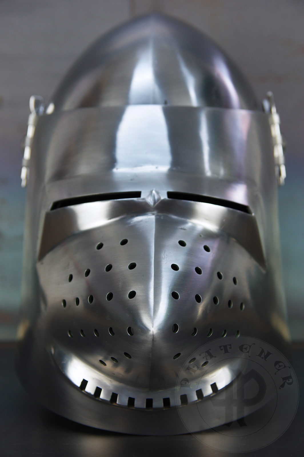 Przybica starszego typu z zason typu psi pysk wzorowana na przedstawieniu zbrojnego z otarza z Thouzon, 1410 rok, obecnie w muzeum w Luwrze. Hem wykonany z wysokiej jakoci stali niskowglowej oraz ulepszony cieplnie do 36-38 HRC./Visored bascinet based the depitc of men-at-arms from Thouzon altarpiecie (circa 1410) in Louvre Museum. Made of high quality mild steel and quenched to 36-38 HRC.